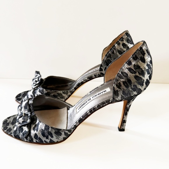 Manolo Blahnik Women’s 9 -39- Silver Cheetah Metallic Buckle D’orsay Heels - Picture 2 of 7